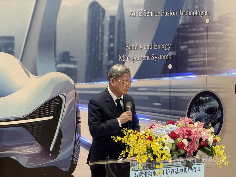 經濟部長龔明鑫出席22日「智慧電動車動力系統技術人才培育基地」揭牌典禮，分享台灣電動車發展里程碑。中央社記者曾智怡攝 114年12月22日