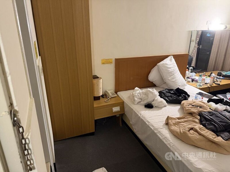 台北市政府警察局刑事警察大隊22日表示，為積極追查張文隨機攻擊案，如果有民眾知道張文犯罪工具和相關金流資訊，可撥檢舉專線「02-23817263」或「110」報案。圖為犯案證物。（翻攝畫面）中央社記者黃麗芸傳真　114年12月22日