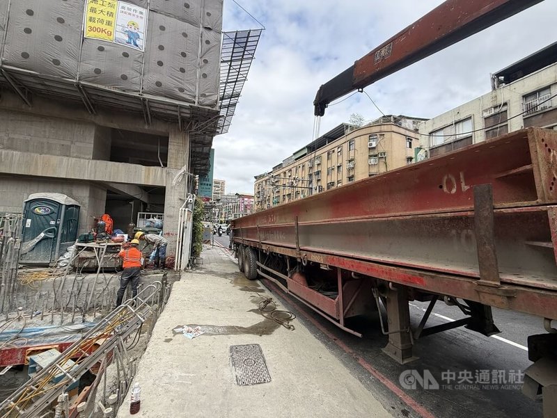 新北市中和區景平路一處工地工人22日更換吊車掛勾時，掛勾不慎滑落，砸中行經該處的71歲林姓婦人頭部，幸送醫後無大礙。警方通報勞檢處到場調查，現場已勒令停工。（翻攝畫面）中央社記者曹亞沿傳真　114年12月22日