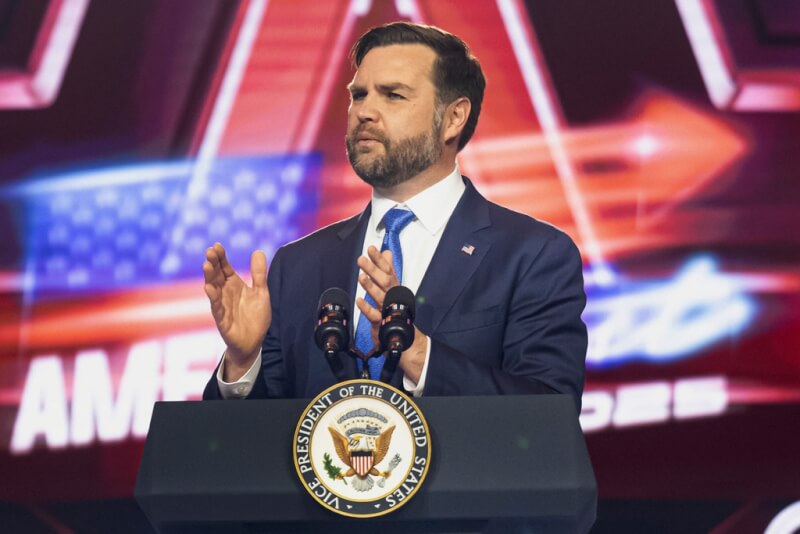 美國副總統范斯21日在保守派集會AmericaFest發表演說。（美聯社）