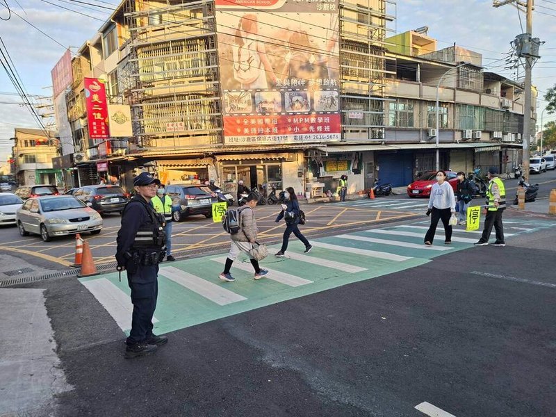 台中市警察局加強護童勤務，15個分局各依轄區特性，強化校園周邊治安維護作為，增加見警率提高即時應變。（中市警局提供）中央社記者趙麗妍傳真 114年12月22日
