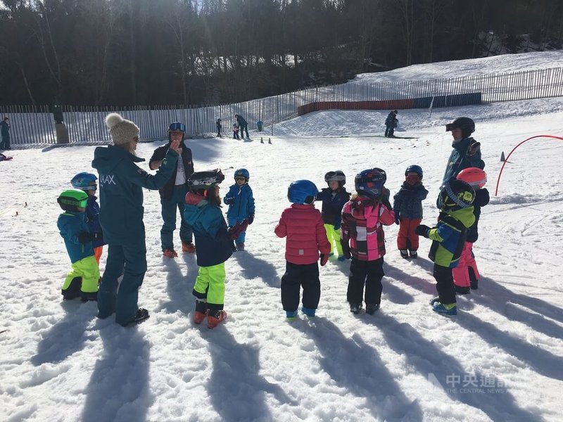 冬季運動是瑞士觀光的重要收入,全世界的滑雪客飛往瑞士滑雪。為孩童開辦的滑雪課也是收入的重要來源,除德法義之外,還有英語滑雪課。中央社記者郭芳君瑞士攝 114年12月22日