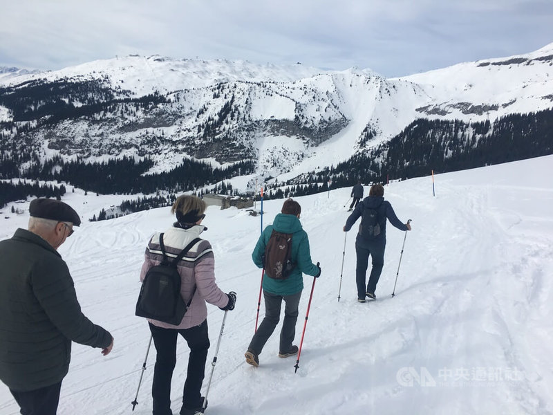 越冷越要動是瑞士生活方式,除了滑雪之外,雪地健行也是很受歡迎的冬季活動,結伴而行的健行者是雪山上常見的景致。中央社記者郭芳君瑞士攝 114年12月22日