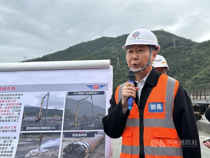 0923花蓮馬太鞍溪堰塞湖潰決，巨量土石流瞬間沖毀台9線馬太鞍溪橋，災後重建全速展開，交通部規劃3階段搶修，交通部長陳世凱22日宣布，鋼便橋提前於115年元旦通車。中央社記者李先鳳攝　114年12月22日