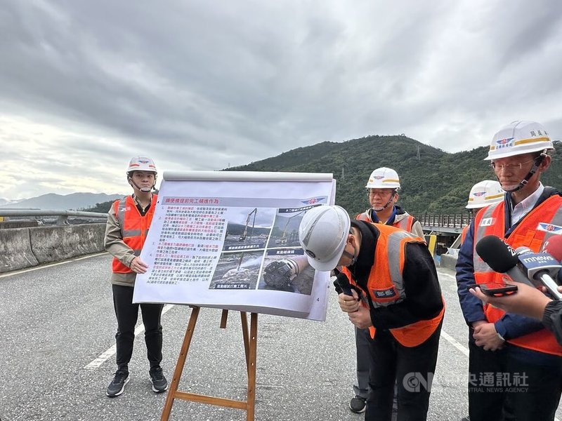 0923花蓮馬太鞍溪堰塞湖潰決，巨量土石流瞬間沖毀台9線馬太鞍溪橋，災後重建全速展開，交通部長陳世凱22日宣布，鋼便橋提前於115年元旦通車，因施工團隊日夜趕工，陳世凱鞠躬道謝。中央社記者李先鳳攝　114年12月22日