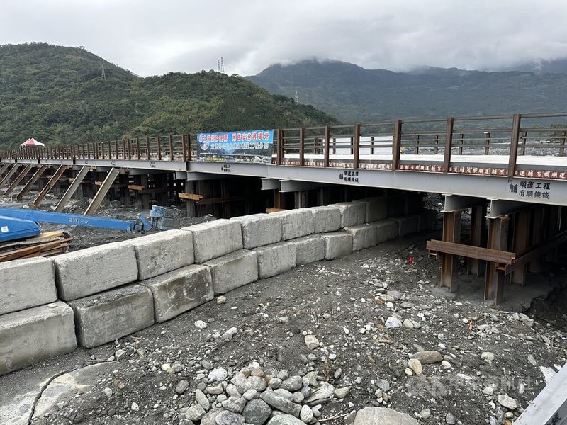 0923花蓮馬太鞍溪堰塞湖潰決，巨量土石流瞬間沖毀台9線馬太鞍溪橋，災後重建全速展開，鋼便橋將提前於115年元旦通車。中央社記者李先鳳攝　114年12月22日