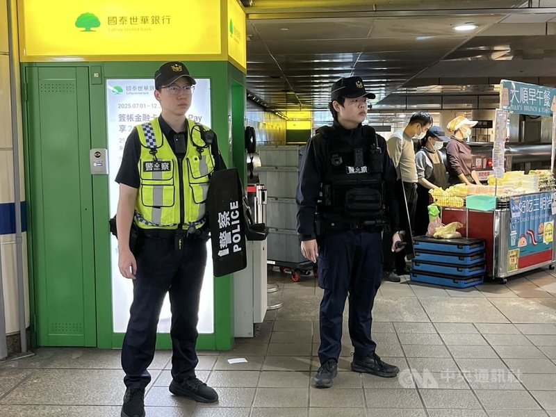 22日是張文隨機攻擊案後首個上班日，北市警察局說，加強安全維護警力共1579名，北市捷運出動320名警力。北捷說，增加北車、中山站、轉運車站的站長及保全巡檢次數。中央社記者楊淑閔攝  114年12月22日