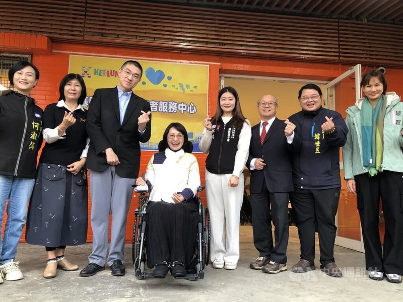 「基隆市身心障礙者服務中心」選址設於崇右影藝科技大學校園內，基隆市政府委託財團法人伊甸社會福利基金會承辦，提供身心障礙者及家庭服務諮詢、媒合等個案管理服務，22日上午舉行揭牌儀式。中央社記者王朝鈺攝 114年12月22日