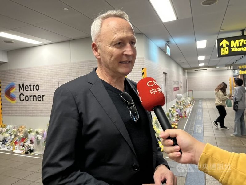 張文隨機攻擊案後，美籍乘客Michael Saur在捷運台北車站接受中央社記者採訪時說，不會覺得不安全，因為有看到員警在巡邏，也認為挺身制止張文的余家昶很勇敢，因為一般人都會走避。中央社記者楊淑閔攝  114年12月22日