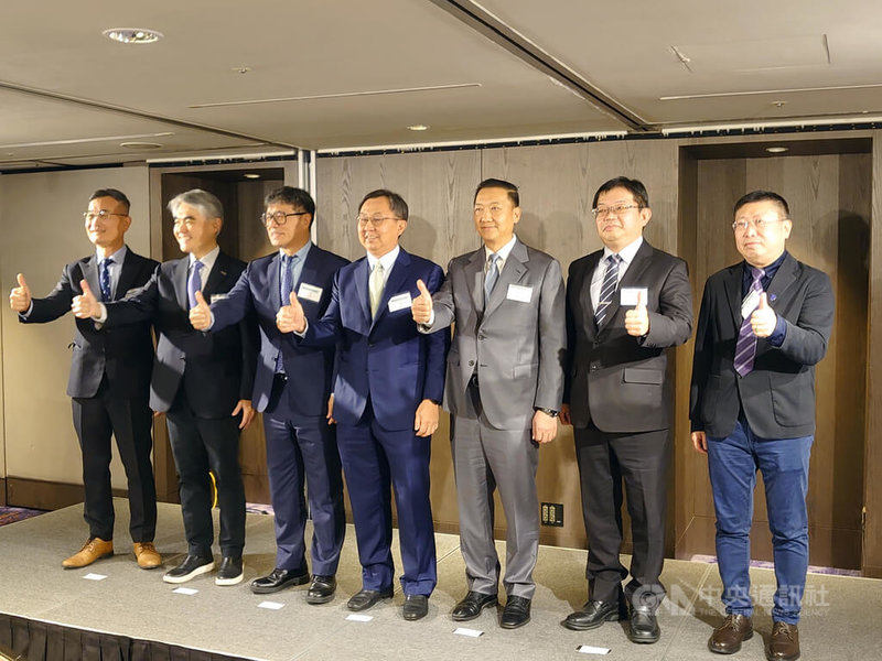 台灣太陽光電產業協會等太陽光電產業七大公協會22日舉行媒體交流會，表示產業遭遇逆風，綠電供給增長停滯，期望政府能落實漁電並重，建立更具效率的審查規範，並統一行政標準以找回投資者信心。中央社記者張建中攝　114年12月22日