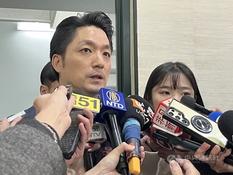 台北捷運台北車站、中山站周邊發生隨機攻擊釀死傷，年底跨年活動維安受關注。台北市長蔣萬安（前左）22日表示，已預計26日進行一場高強度演練，地點會選擇在捷運市府站、市府轉運站。中央社記者楊淑閔攝　114年12月22日