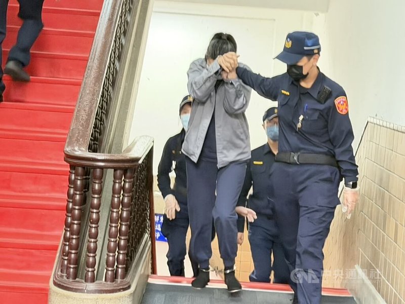 男童「剴剴」遭虐死案，二審台灣高等法院22日開庭進行言詞辯論。法警提解被告保母姊妹劉彩萱、劉若琳（前左）。中央社記者劉世怡攝　114年12月22日