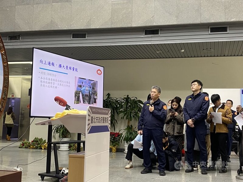台北市政府警察局22日下午舉行「1219台北市隨機襲擊事件偵辦進度說明」記者會指出，27歲張文刻意規避偵查且具高度預謀性，數次變裝並更換交通工具，大幅增加偵辦難度。中央社記者黃麗芸攝　114年12月22日