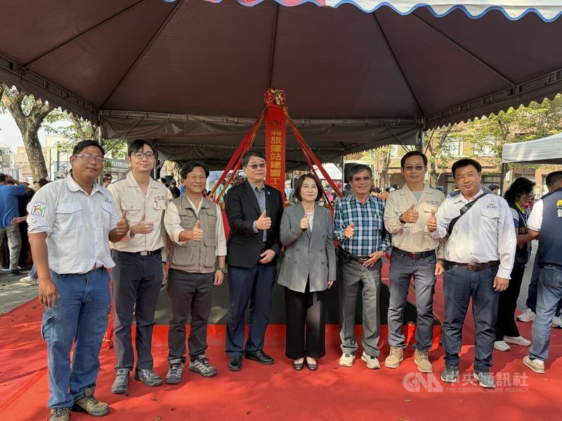 屏東縣政府22日在內埔地區農會對面空地舉行「內埔旅運站建置工程」動土典禮，縣長周春米（前右4）出席，期待完工後成為具指標性的公共運輸轉乘中心，提升大眾運輸服務品質。中央社記者李卉婷攝　114年12月22日