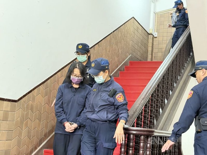 男童「剴剴」遭虐死案，二審台灣高等法院22日晚間辯論終結，115年1月27日宣判。保母劉彩萱（前左）於最後陳述時哭著說，對不起，會請律師跟被害家屬談賠償。圖為劉彩萱庭訊後還押。中央社記者劉世怡攝　114年12月22日