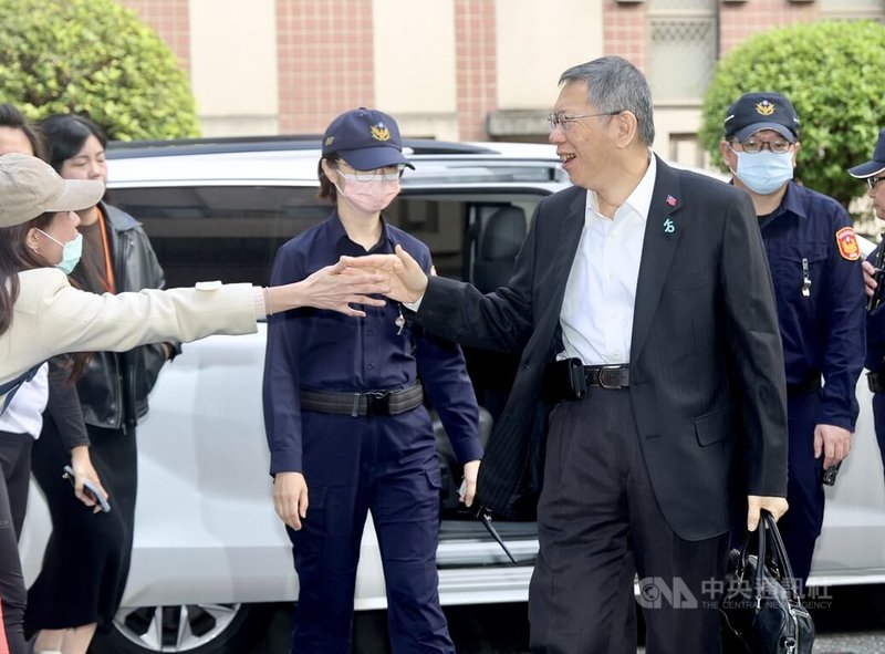 台北地方法院22日審理京華城及前台北市長柯文哲政治獻金案，傳喚柯文哲（前右）出庭應訊。中央社記者張皓安攝 114年12月22日