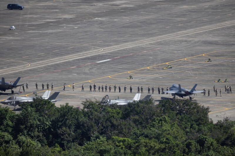 波多黎各塞瓦前羅斯福航道海軍基地，美軍人員在F-35B戰鬥機附近進行停機坪檢查。（路透社）