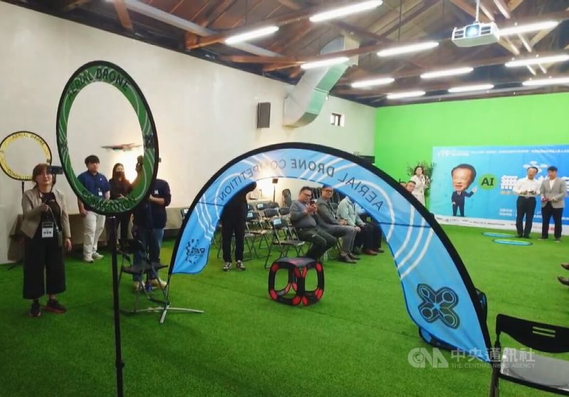 嘉義縣文觀局、教育處與無人機產業界、學界結合，2026年1月辦「AI無人機冬令營」，22日舉行啟動記者會，現場示範操控無人機，飛越圓形關卡。中央社記者蔡智明攝　114年12月22日