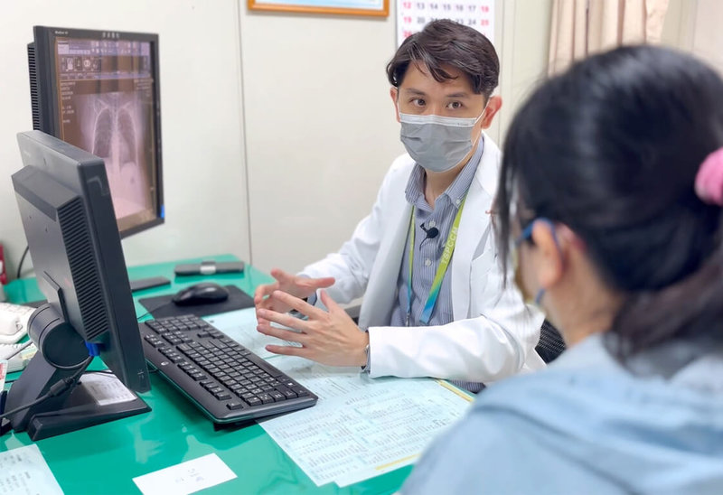 澄清醫院胸腔外科主任杜承哲（後）22日提醒，車禍或撞擊後，如果感覺胸口悶痛、呼吸困難，即使外觀無明顯傷口，仍應立即就醫檢查。（醫院提供）中央社記者郝雪卿傳真　114年12月22日