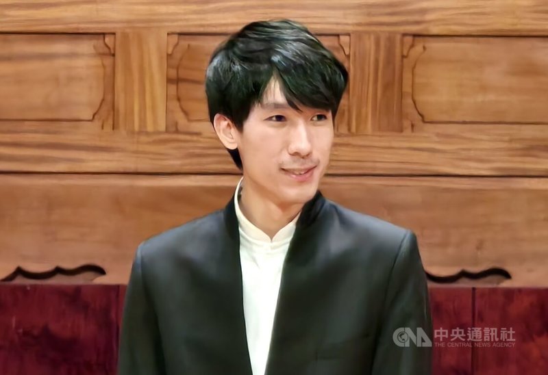 美國華裔鋼琴家陸逸軒（Eric Lu）榮獲第19屆國際蕭邦鋼琴大賽首獎，日前在台北結束金獎音樂會，終於可以放假的他說，「我當然待在台灣啊，有很多我的朋友在這裡，也有好吃的食物」。中央社記者趙靜瑜攝　114年12月22日