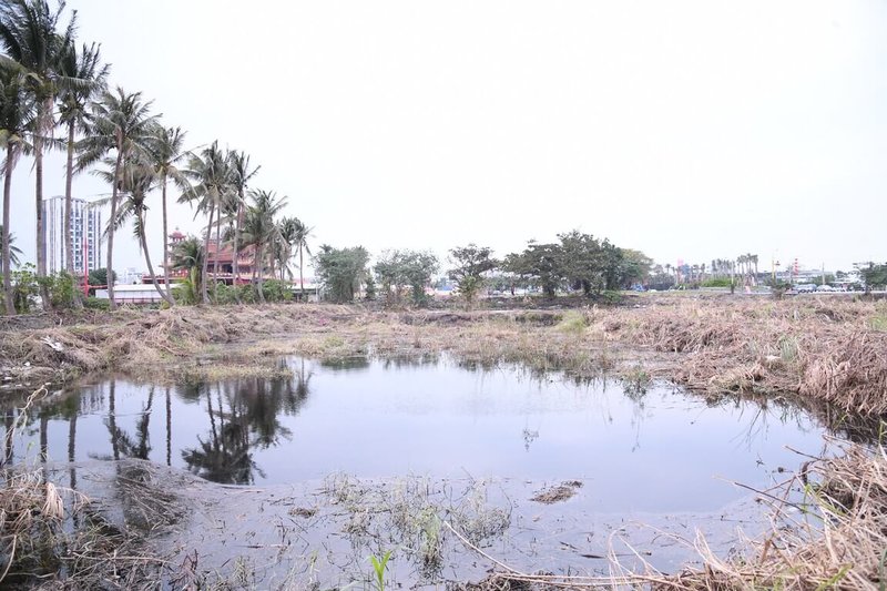 花蓮市南濱一帶易淹水，中央補助抽水站擴建於2020年完工，旁滯洪池因土地變更延宕，經縣府多年努力，滯洪池新建暨整體景觀工程日前動土，將打造防災、休憩多功能滯洪池公園。圖為當地現況。（花蓮縣政府提供）中央社記者李先鳳傳真　114年12月22日