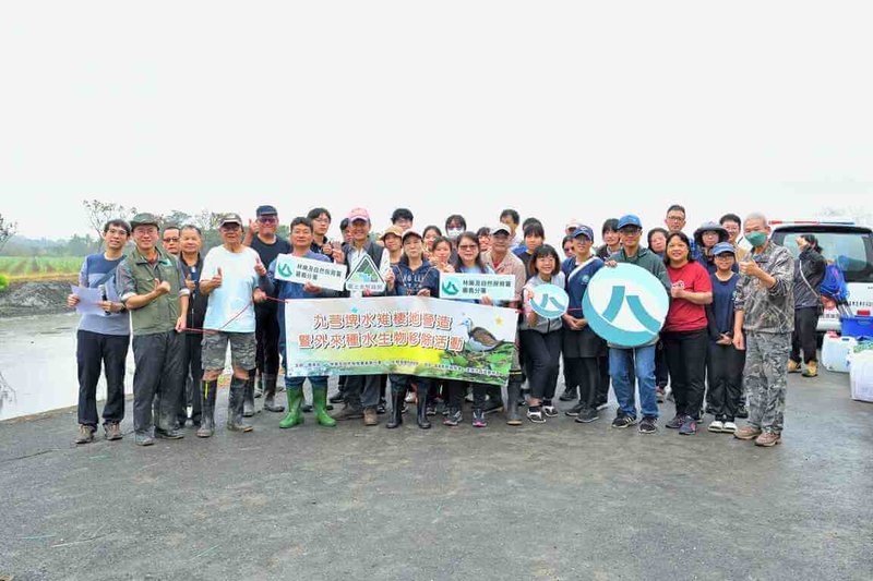 林業保育署嘉義分署20日邀集生物多樣性研究所、嘉義縣野鳥學會、塗溝社區居民與嘉南藥理大學、嘉義大學師生，一同參加九芎埤外來水生物移除，盼恢復埤塘整體生態平衡，保護水雉繁殖期雛鳥不受外來魚種威脅。（林保署嘉義分署提供）中央社記者蔡智明傳真　114年12月22日