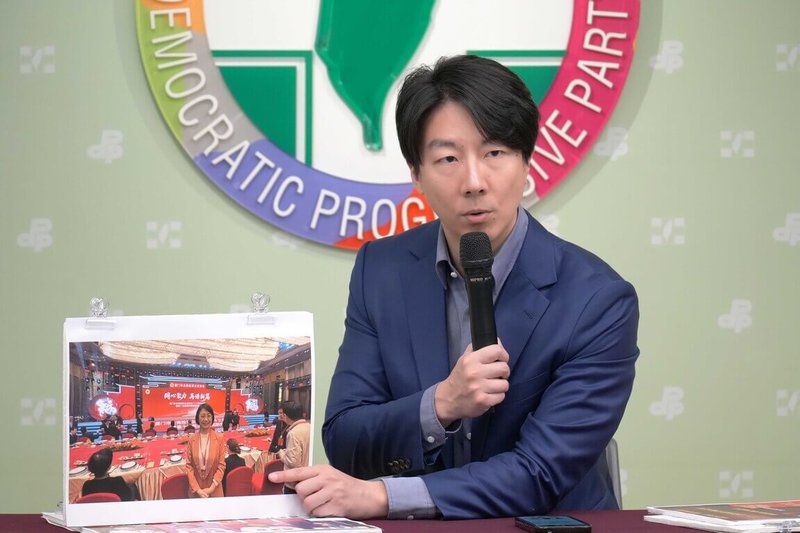 民進黨發言人吳崢（圖）22日召開「才剛擋國防、杯葛預算，藍委週末急赴中」記者會，呼籲勿再阻擋國防與國安相關法案。（民進黨提供）中央社記者葉素萍傳真 114年12月22日