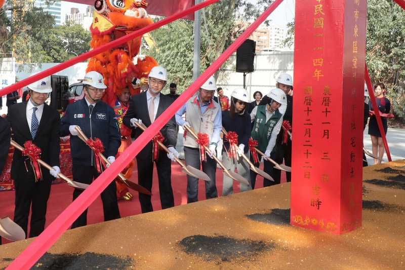 台南市東區社會住宅「宜居後甲」22日由市長黃偉哲（左2）等人主持動土，市府可透過都更機制取得175戶社宅，預計民國118年完工。（台南市政府提供）中央社記者楊思瑞傳真  114年12月22日