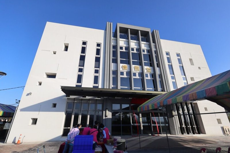 南投縣中寮鄉公所新建第10公墓納骨塔「懷恩堂」，外觀簡潔莊嚴，採光、通風良好，加強環境綠化，跳脫納骨塔傳統森嚴氣氛，乳白色系外牆搭配正面落地窗設計。（南投縣政府提供）中央社記者蕭博陽傳真　114年12月22日