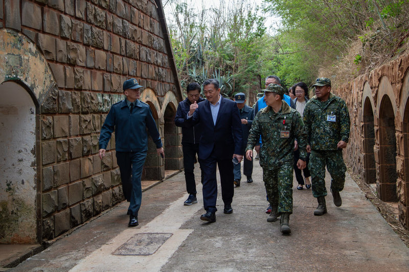 立法院外交及國防委員會召集委員王定宇（前左2）等人，22日考察澎湖地區三軍部隊戰備整備與防衛部署，肯定澎防部與地方單位在防災與應變上密切合作，強調軍民協力有助提升整體國防韌性。（軍聞社提供） 中央社　114年12月22日