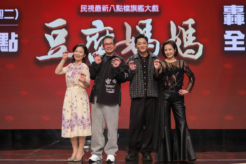 演員謝瓊煖（左起）洪都拉斯、藍葦華、陳仙梅22日出席戲劇「豆腐媽媽」首映會，謝瓊煖曾在戲劇「我們與惡的距離」飾殺人犯母親，提起張文隨機攻擊案，謝瓊煖表示不會把角色帶入現實生活，更重要的是學會保護自己。（民視提供）中央社記者洪素津傳真　114年12月22日