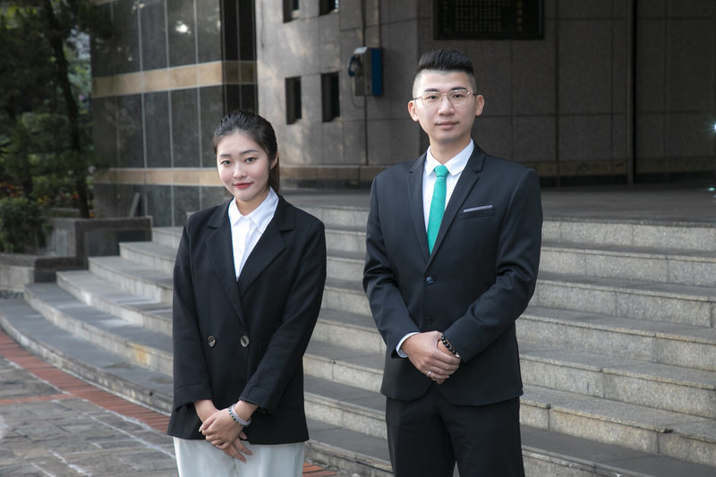 基隆市議會議長童子瑋22日晚間宣布，任命議長室秘書黃天仁（右）、郭亭琪（左）擔任議長室副發言人。（童子瑋辦公室提供）中央社記者王朝鈺傳真　114年12月22日