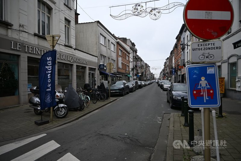 為配合自行車使用者增加，比利時街頭有不少專門為自行車設計的交通指示牌。中央社記者吳柏緯布魯塞爾攝　114年12月22日