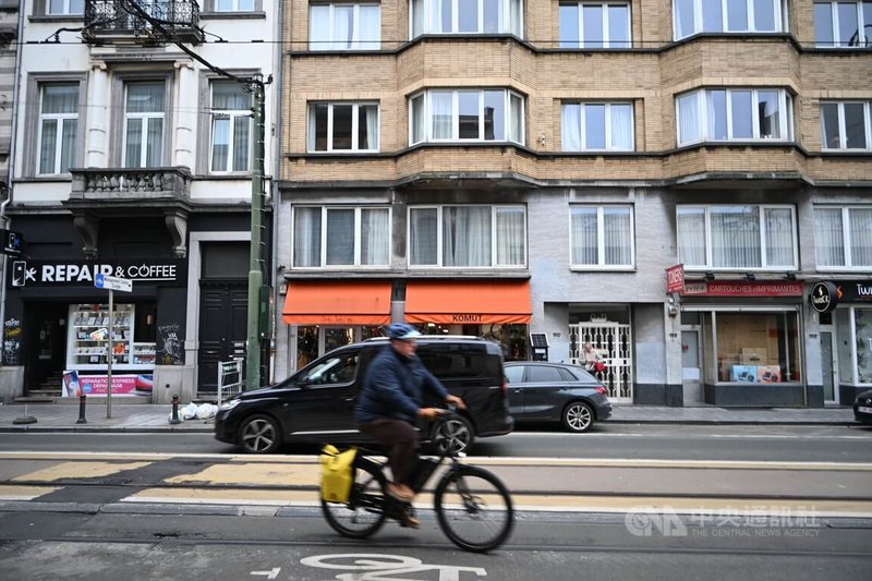 比利時街頭常見自行車騎士，街上也有不少自行車用品店。中央社記者吳柏緯布魯塞爾攝　114年12月22日