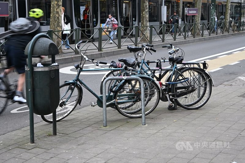 自行車是比利時人仰賴的交通工具之一。為了防盜，街頭停放的自行車都會上鎖。中央社記者吳柏緯布魯塞爾攝　114年12月22日