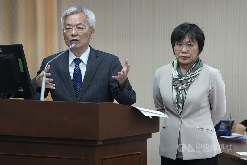 張文隨機殺人案震驚社會，內政部長劉世芳（右）及警政署長張榮興（左）22日列席立法院內政委員會，就計畫性攻擊事件進行「社會治安維護之檢討與精進」專題報告並備質詢。中央社記者徐肇昌攝 114年12月22日