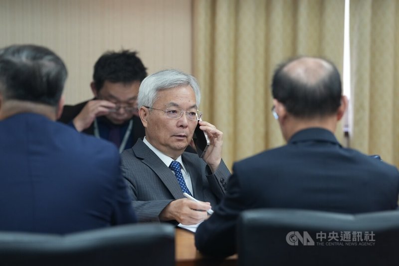 張文隨機殺人案震驚社會,案發後,警方到場時間與武器配備遭外界質疑,警政署長張榮興(中)22日列席立法院內政委員會。中央社記者徐肇昌攝 114年12月22日