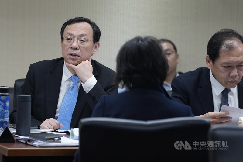 張文隨機殺人案中，1名傷患為已通報並服藥穩定控制的HIV（愛滋病）感染者。衛福部長石崇良（左）22日表示，這兩天1922專線共接到21通諮詢電話，其中僅個位數轉介到醫療院所，評估是否預防性投藥。中央社記者徐肇昌攝 114年12月22日