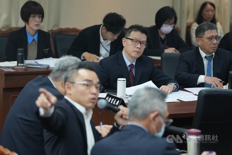 立法院交通委員會22日審查「衛星廣播電視法」部分條文修正草案，NCC代理主委陳崇樹（中）列席說明。中央社記者徐肇昌攝 114年12月22日