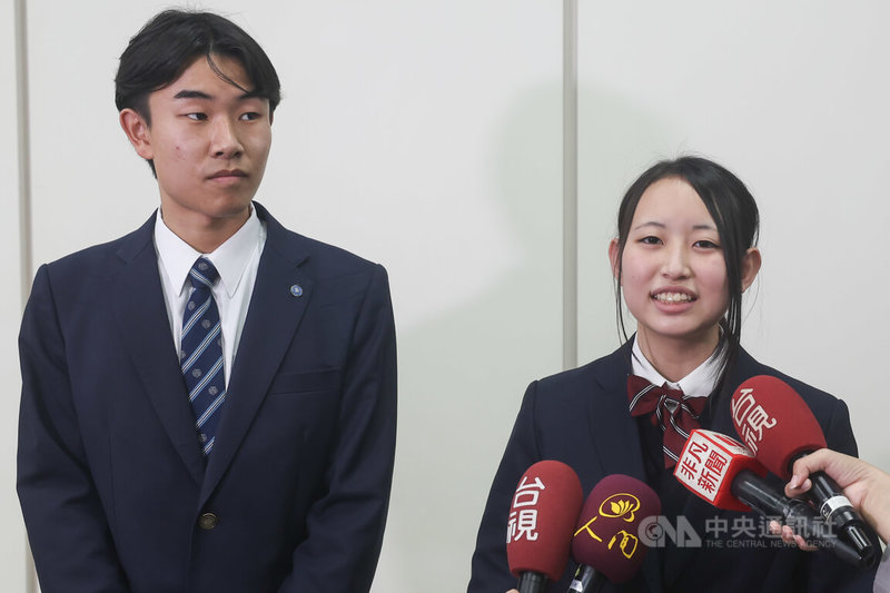 「翡翠騎士」東京農業大學第二高等學校學生22日下午在台北松山機場搭機離台。高校學生須藤同學（左）與坪倉同學（右）接受媒體聯訪。中央社記者吳家昇攝 114年12月22日