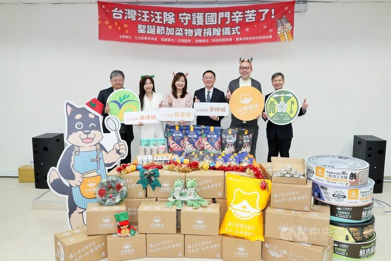 民進黨立委李坤城（右3）、郭昱晴（左3）及吳沛憶（左2）22日攜手民間業者捐贈物資，為守護國門緝毒犬與檢疫犬加菜。中央社記者吳睿騏桃園機場攝　114年12月22日