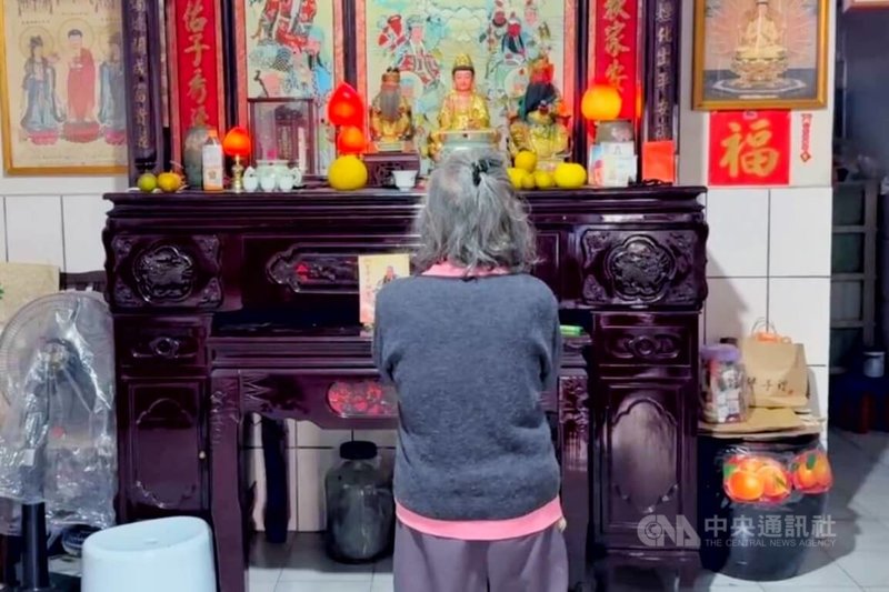 台北捷運19日發生連續攻擊造成4死的，其中見義勇為的57歲余家昶當時在北車M7出口附近發現張文犯行，挺身制止受重傷最後送醫搶救不治。余媽媽看到新聞報導不知道是自己兒子，但心裡擔心還特別向家中的觀世音菩薩及土地公祈求保佑。中央社記者吳睿騏桃園攝　114年12月22日