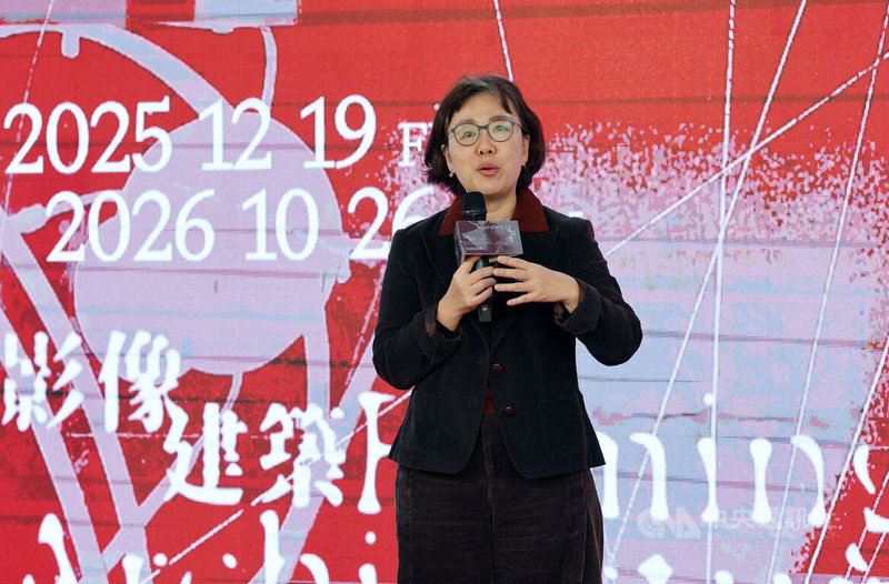 「氛圍地—影像建築」特展由台灣博物館文教基金會、國立台灣博物館、法國波爾多建築中心及國家電影及視聽文化中心共同策劃，文化部政務次長王時思（圖）22日出席開幕式，致詞時表示，「氛圍地」可以說是2026年底前台灣建築文化中心雛形正式呈現的前導展。中央社記者郭日曉攝　114年12月22日