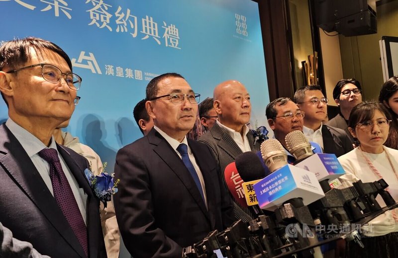 張文19日隨機攻擊釀嚴重死傷。新北市長侯友宜（左2）針對跨年煙火維安表示，會派出更多的警力，包括定點及密度更強的巡邏網，來確保活動的安全。中央社記者王鴻國攝 114年12月22日