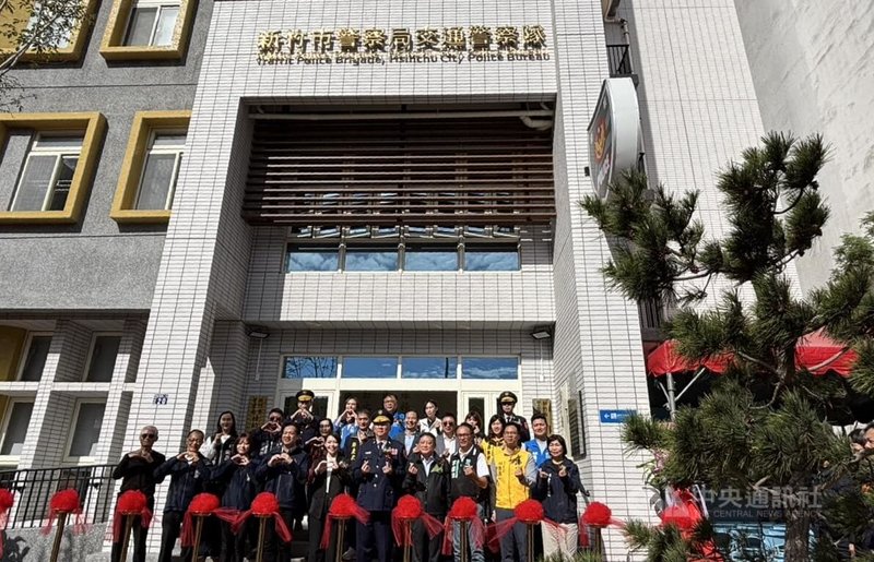 新竹市警察局交通警察隊新建辦公廳舍22日落成，市長高虹安（左5）出席說，新廳舍將改善原有空間不足與動線混亂問題，提升員警辦公品質與執勤效能，並提供便民的洽公環境。中央社記者郭宣彣攝 114年12月22日
