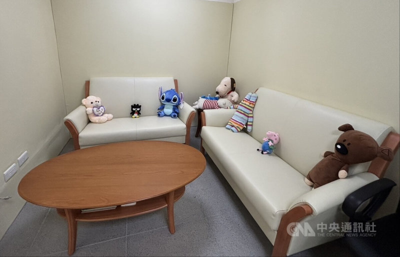 新竹市警察局交通警察隊新建辦公廳舍22日落成，婦幼隊長潘春林表示，廳舍內另規劃溫馨會談室，整體採暖色系設計，並設置軟牆以避免被害人因情緒激動而受傷，空間氛圍有別於過往冷冰冰的偵訊室，盼更具安全感與同理心的會談空間。中央社記者郭宣彣攝 114年12月22日