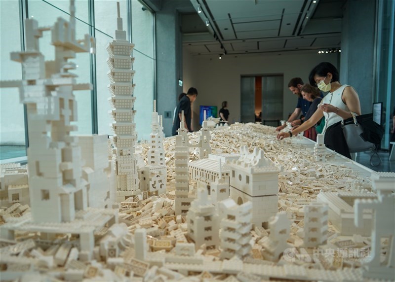 冰島裔丹麥籍藝術家奧拉弗．埃利亞松（Olafur Eliasson）首度在台舉辦大型個展「你的好奇旅程 Your curious journey」，獲得2025公辦好展覽票選冠軍。（中央社檔案照片）