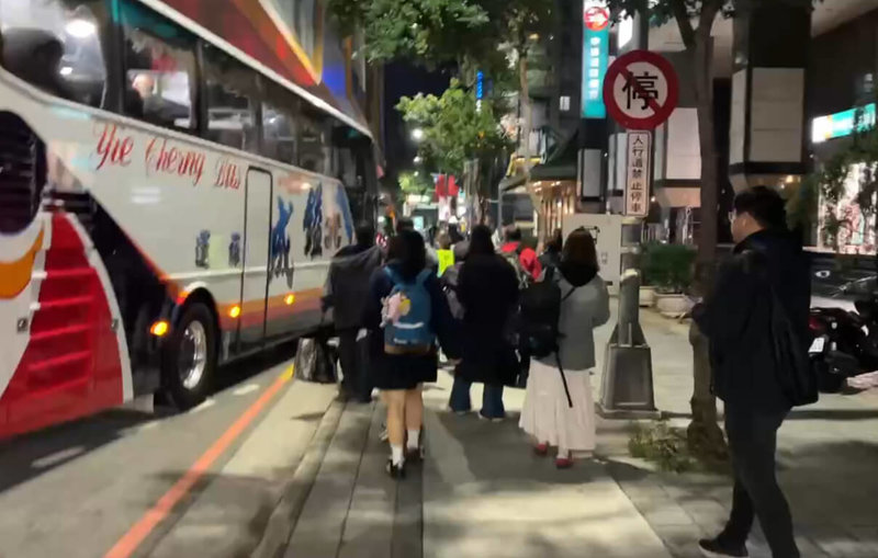 台中捷運22日晚間文華高中站到高鐵台中站電力異常，經搶修，目前恢復北屯總站到市政府站局部運轉，市政府站至高鐵台中站則啟動接駁服務。（民眾提供）中央社記者趙麗妍傳真　114年12月22日