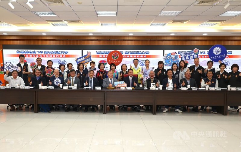 國立陽明交通大學22日與苗栗縣政府簽署合作協議，共同宣布將設立苗栗校區，預計於115年動工，擬在117年完工並正式招生。中央社記者郭宣彣攝　114年12月22日