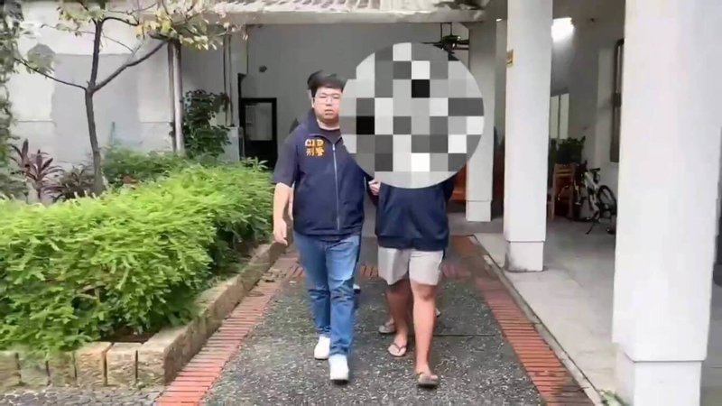 宜蘭縣23歲劉姓男子（前右）被胞弟指控偷走金項鍊，雙方21日晚間在住家發生爭執，劉男涉嫌教唆他人將胞弟強押上車帶至宮廟。警方逮捕劉男等共4名犯嫌並救出被害人，詢後移送法辦。（讀者提供）中央社記者王朝鈺傳真　114年12月22日